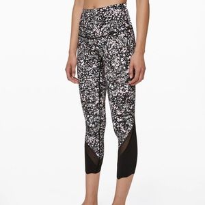 LULULEMON • Wunder Under Crop • Size 6